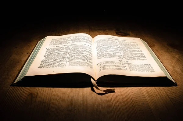 Bíblia em uma mesa Imagem De Stock