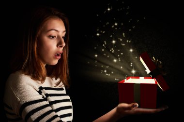 Sürpriz bir hediye koyu arka plan üzerinde parlak yıldız