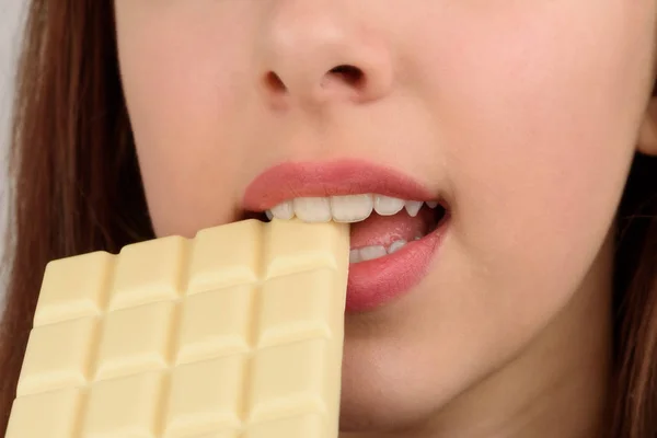 Close-up van vrouw eten van chocolade — Stockfoto