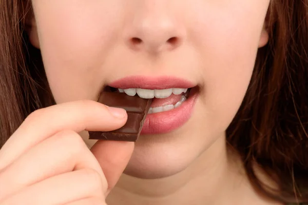 Close-up van vrouw eten van chocolade — Stockfoto