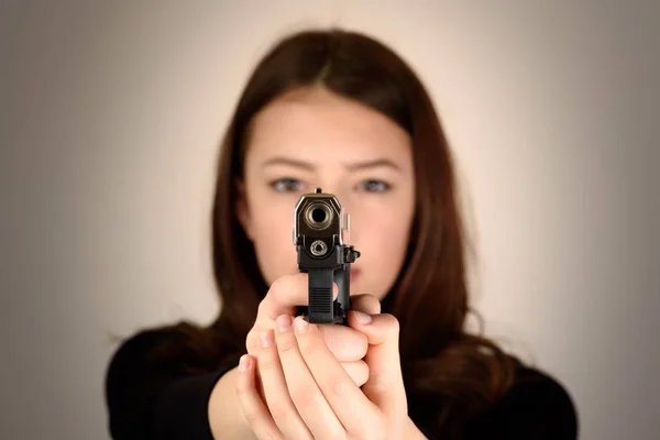 Kvinna med pistol — Stockfoto