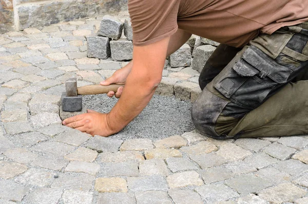 Taş bloklar kaldırımda yükleme