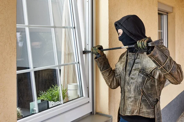 Ladrão invadindo uma casa — Fotografia de Stock