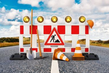 Kürek, trafik işaretleri, trafik koni ve güvenlik kask 3d render yolda ile sokak bariyer