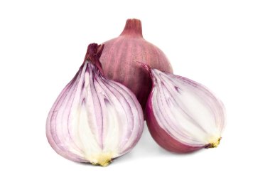Beyaz arkaplanda kırmızı soğan izole edildi