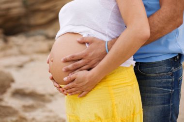 Hamilelik, Bebek çift el ile göbek sarılma bekleyen karnına eller. Seviyorum. mutlu saat