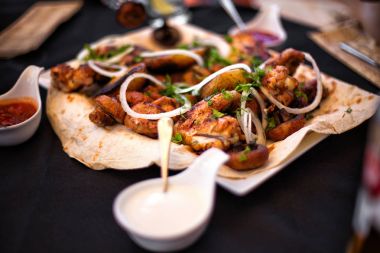 Çok lezzetli, pişmiş kebap pide üzerinde