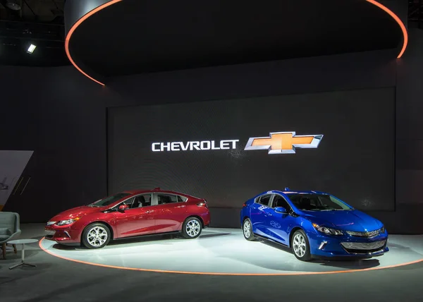 2017 dwa samochody Chevrolet Volt — Zdjęcie stockowe