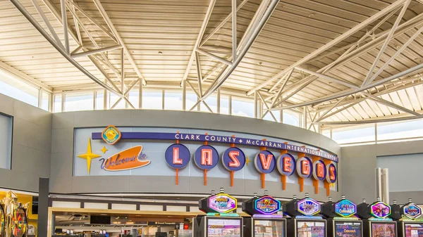 "Willkommen auf dem Schild las vegas, dem internationalen Flughafen-Terminal mccarran — Stockfoto