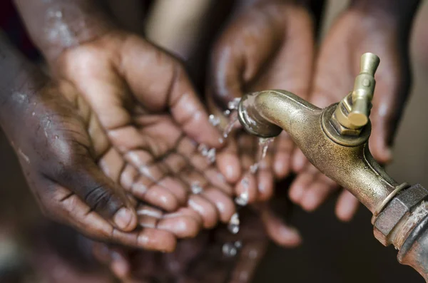 Mani che prendono l'acqua dal rubinetto — Foto Stock