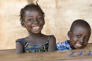 Okulda okuyan iki Afrikalı Çocuk