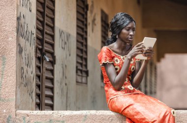 Tablet bilgisayar kullanan Afrika kadın