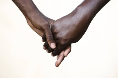 Bir arada tutan iki Afrika el