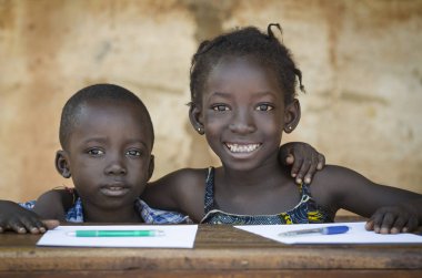 Okulda okuyan iki Afrikalı Çocuk
