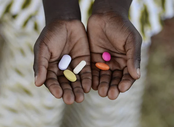 Afrikaanse kind handen met geneeskunde — Stockfoto