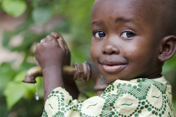 水道の近くに立ってアフリカの少年 — ストック写真