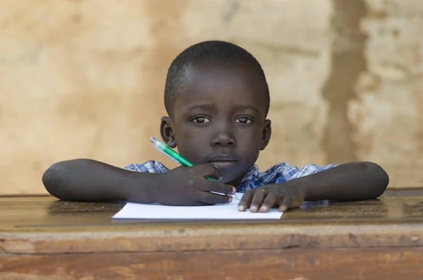 Pequeño chico africano escribiendo en la escuela — Foto de Stock