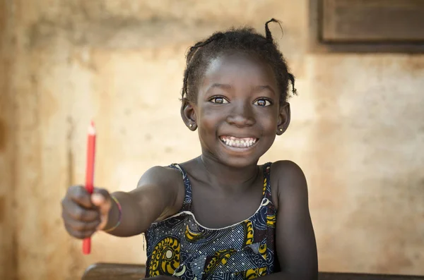 Chica africana sosteniendo lápiz de color — Foto de Stock