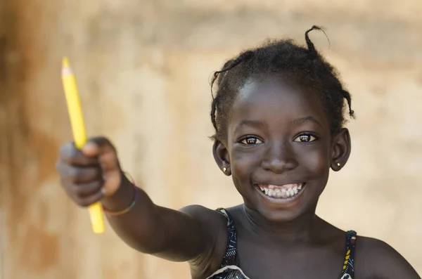 Afrikaanse meisje houdt van kleur potlood — Stockfoto