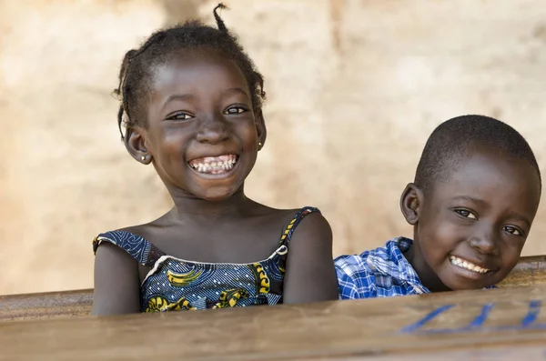 Dos niños africanos estudiando en la escuela — Foto de Stock