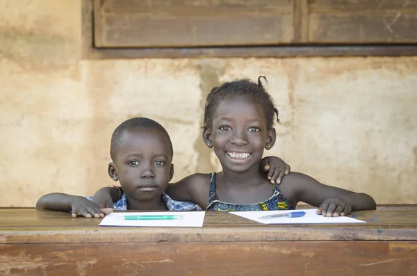 Dos niños africanos estudiando en la escuela — Foto de Stock