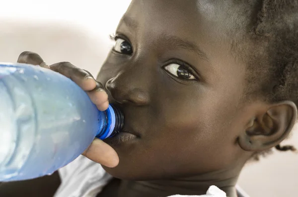Afrikaanse meisje vers drinkwater — Stockfoto