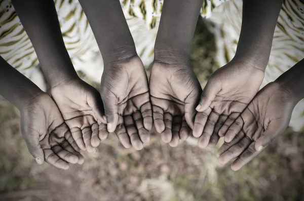 Crianças africanas segurando as mãos — Fotografia de Stock