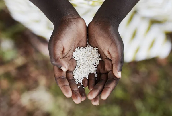 Afrikaanse kind handen met rijst — Stockfoto