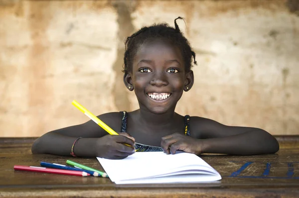 Linda chica africana escribiendo en la escuela — Foto de Stock