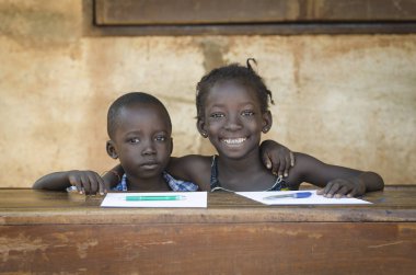 Okulda okuyan iki Afrikalı Çocuk