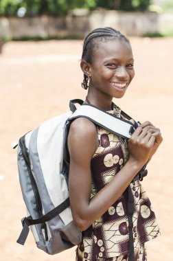 Kameraya bakarak sırt çantası ile genç kız