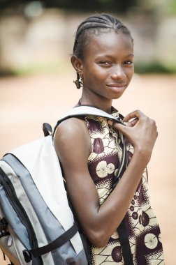 Kameraya bakarak sırt çantası ile genç kız