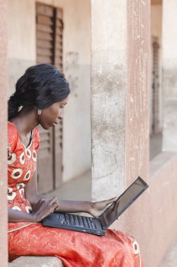 Açık havada dizüstü bilgisayar kullanan genç kız