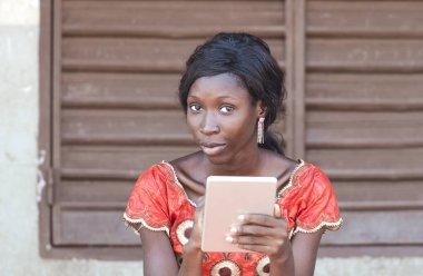 Tablet bilgisayar kullanan genç kız