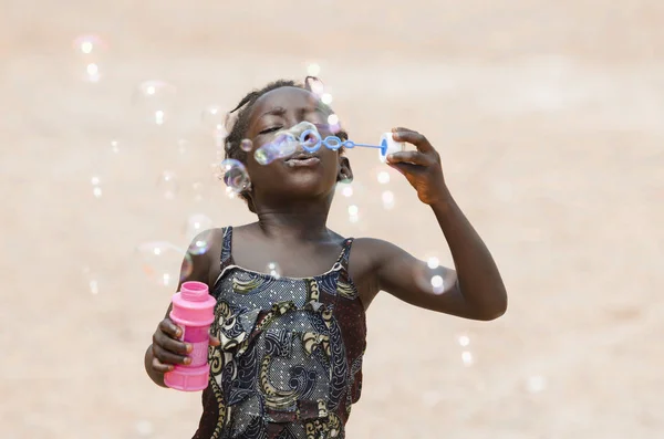 Chica joven soplando burbujas de jabón — Foto de Stock