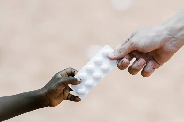 Hand geneeskunde te geven aan de hand van kind — Stockfoto