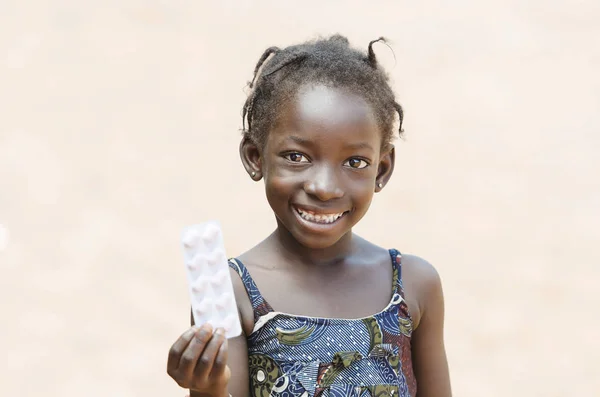 Chica joven sosteniendo la medicina en la mano — Foto de Stock