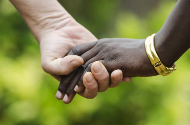 Afrika ve beyaz eller bir arada tutan