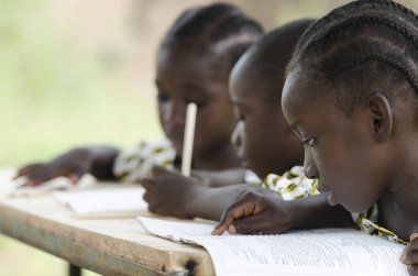 Küçük Afrikalı çocuk okulda eğitim