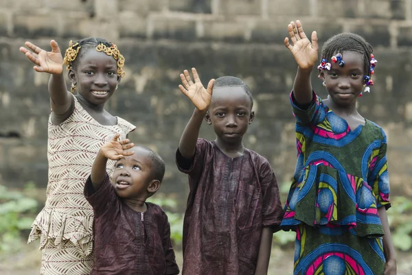 Niños africanos saludando con las manos — Foto de Stock