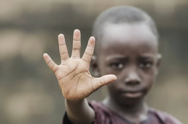 Afrikanischer Junge zeigt Palme — Stockfoto