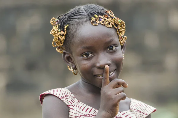 Africano chica mirando a cámara — Foto de Stock