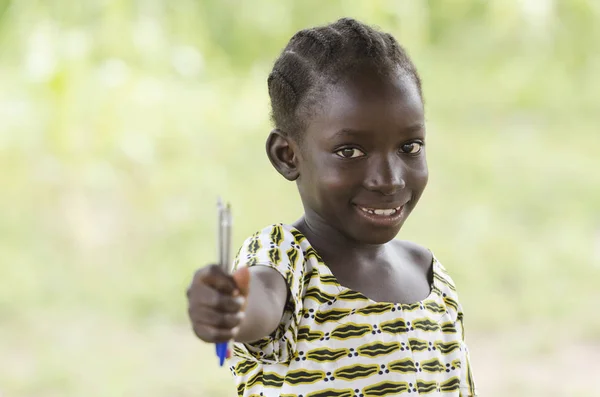 Niña sosteniendo plumas en la mano — Foto de Stock