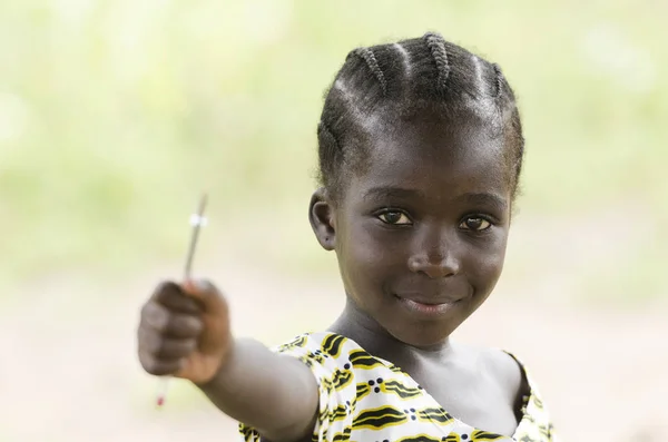 Jong meisje pen in de hand houden — Stockfoto