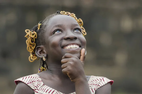 Chica africana mirando el cielo — Foto de Stock