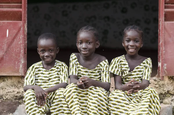Dos chicas y un chico sonriendo a la cámara — Foto de Stock