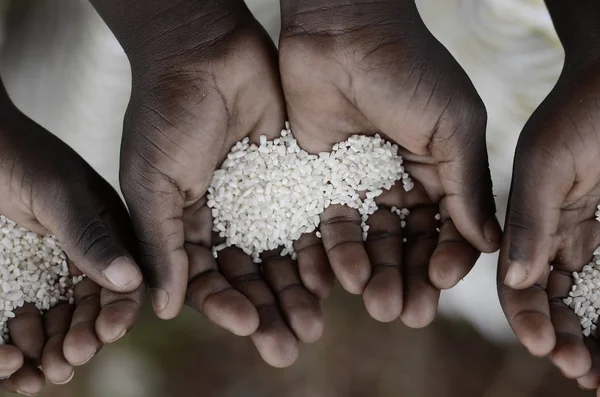 Afrikaanse kind handen met rijst — Stockfoto