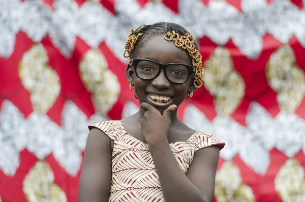 Africano chica mirando a cámara — Foto de Stock