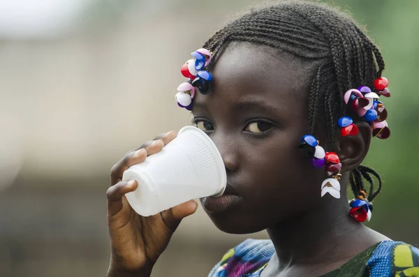 Africano chica mirando a cámara — Foto de Stock