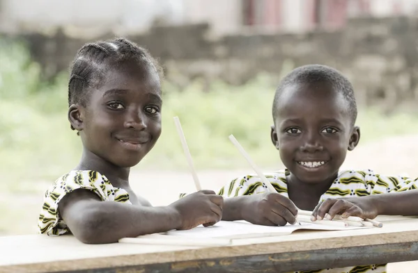 Dos niños africanos estudiando en la escuela — Foto de Stock
